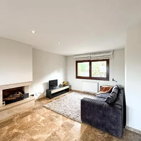Montjuic Town House With Pool * Girona